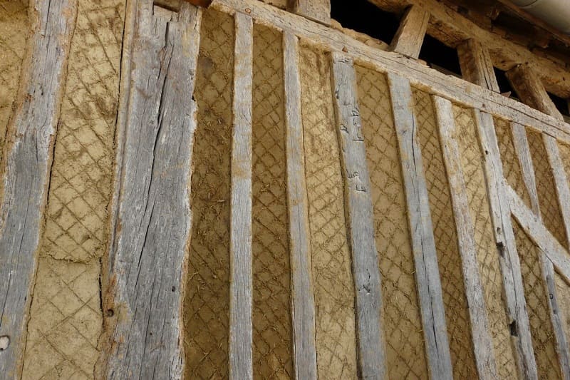 Photo d'un mur recouvert de terre